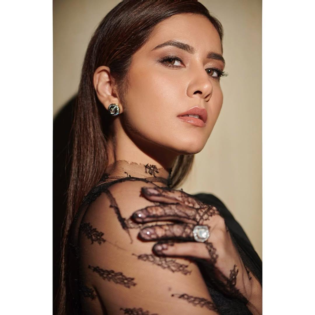 She elevated her style by adding a cape over her blouse, leaving her hair open and straight. Minimal makeup and green studs completed her look with elegance.