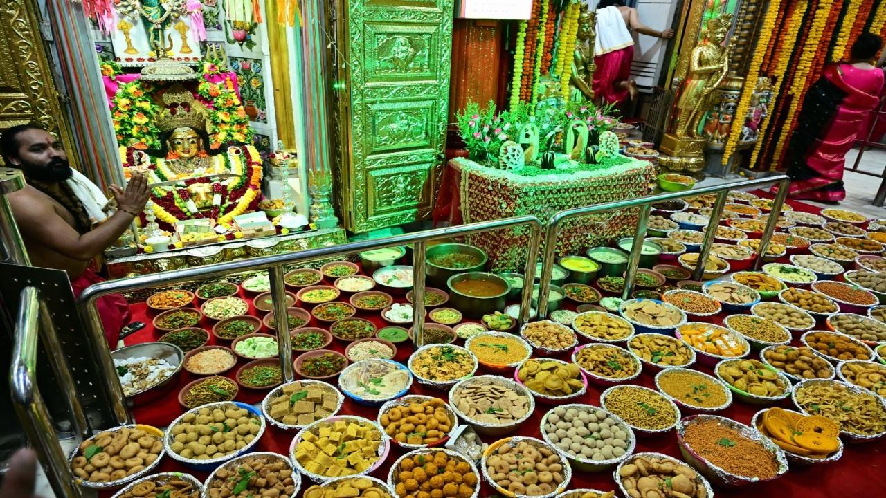 The ritual signifies the devotion of the people of Mumbai to Goddess Mumba Devi, who is believed to be the presiding deity of Mumbai