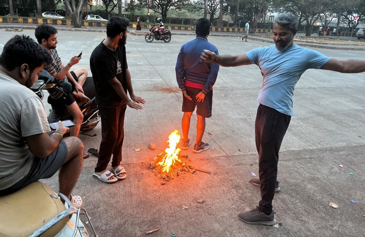 According to the latest Mumbai weather updates by the IMD, the maximum temperature will likely be around 33 degrees Celsius, and the minimum temperature will likely be around 15 degrees Celsius