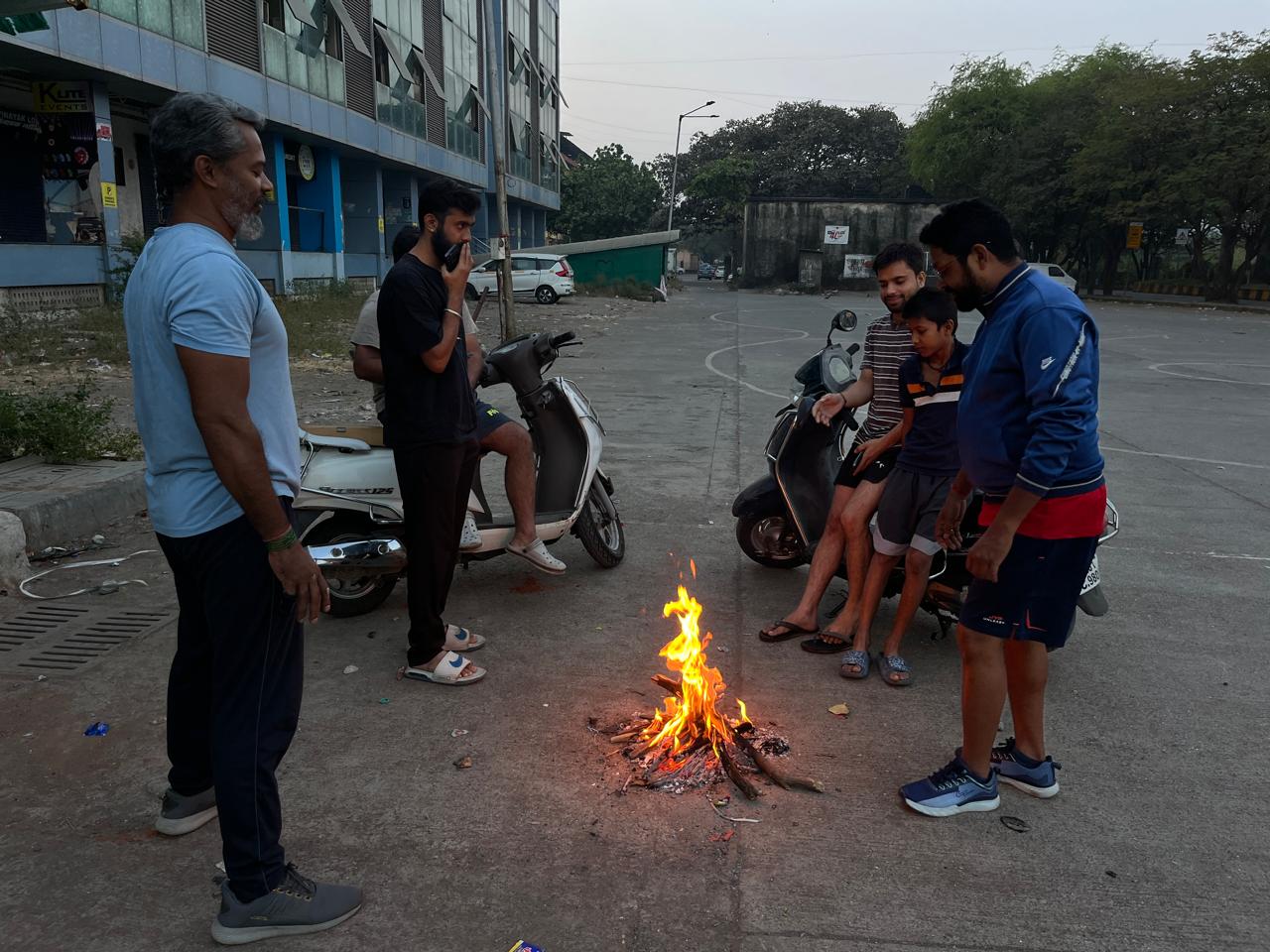 According to the Mumbai weather updates of the Indian Meteorological Department (IMD), Mumbai's Santacruz observatory in suburban Mumbai recorded a maximum temperature of 33.5 degrees Celsius and a minimum temperature of 18.7 degrees Celsius