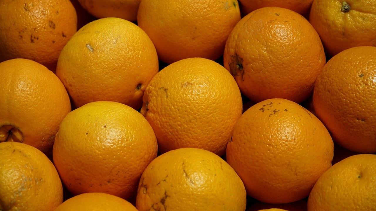 Vitamin CMilk contains no Vitamin C, an important nutrient that is necessary for immunity, skin health, and iron absorption.Sources: Ensure adequate Vitamin C intake by including citrus fruits such as oranges and lemons, strawberries, guavas, kiwi, tomatoes, and bell peppers in your diet.
