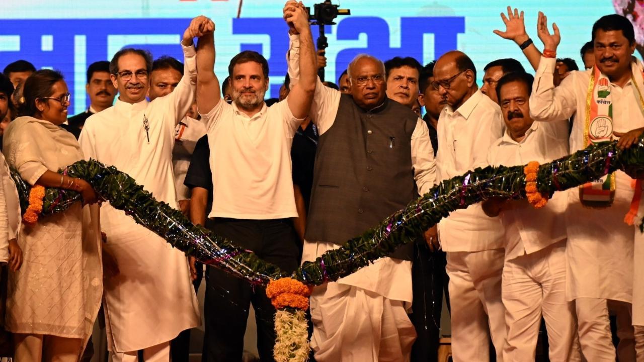 Rahul Gandhi along with Mallikarjun Kharge, Uddhav Thackeray and other leaders on stage on Wednesday evening. Pics/Sameer Abedi