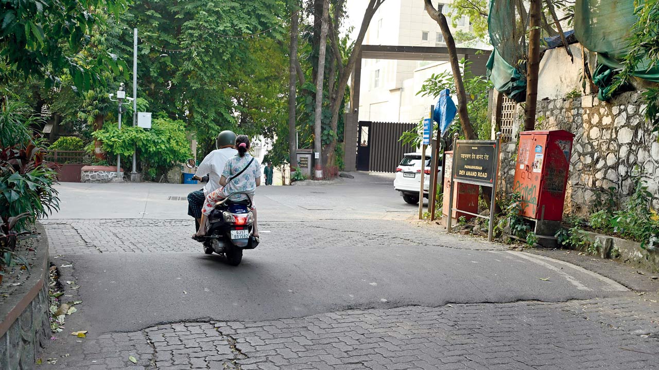 An unpainted road hump on Padma Bhushan Dev Anand Road at Pali Hill in Bandra West. Pic/Ashish Raje 