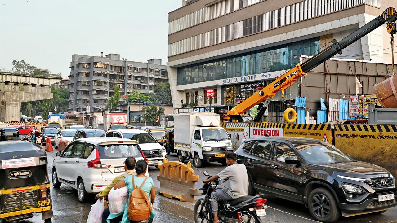 The closure of the lane contributes significantly to traffic congestion on SV Road and surrounding areas. File Pic/Anurag Ahire
