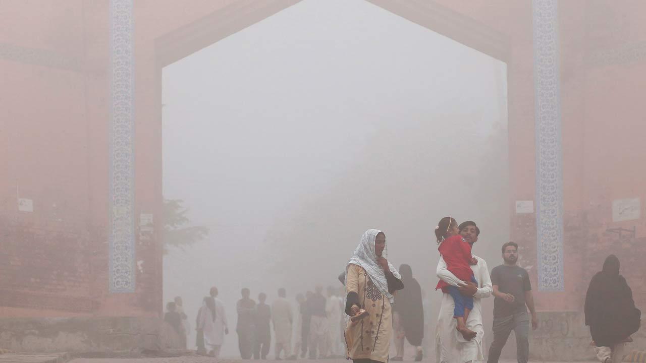 Smog creating lockdown-like situation in Pakistan