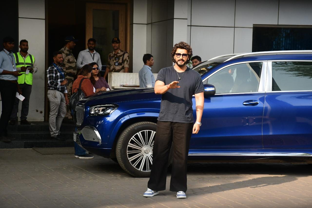 Arjun Kapoor waved at the paparazzi as he was spotted at Mumbai airport, looking smart in comfy and loose-fit attire
