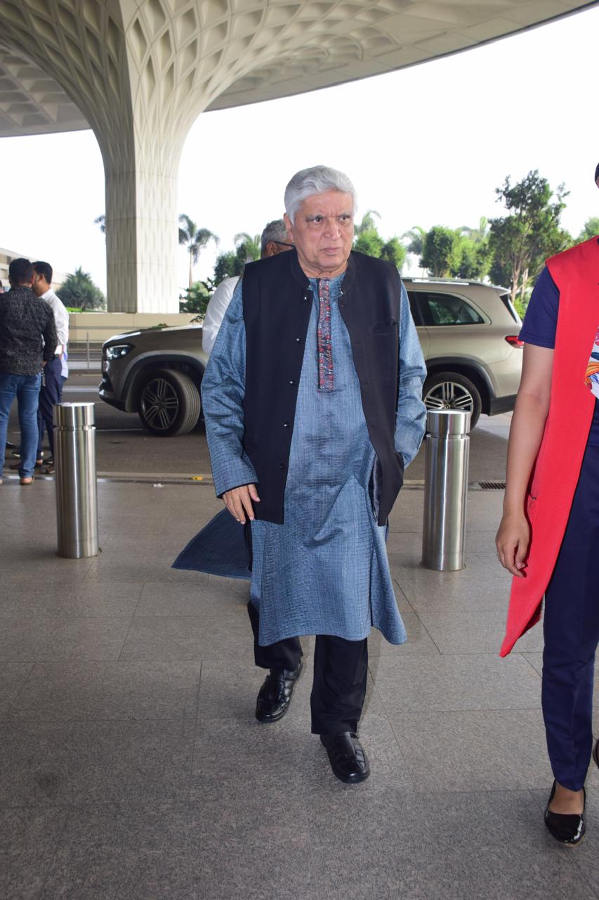 Javed Akhtar was snapped at Mumbai airport. The veteran filmmaker was seen wearing a blue kurta-pyjama.