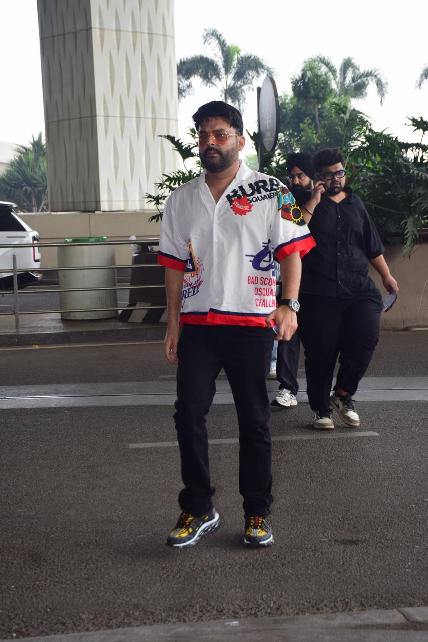 Farhan Akhtar kept his airport look simple in a blue hoodie and simple pants