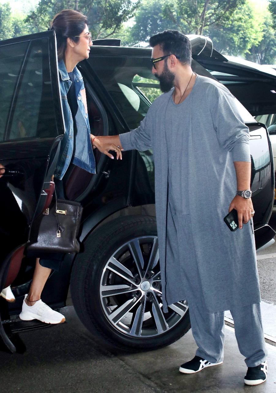 Raj Kundra and Shilpa Shetty was snapped at Mumbai airport