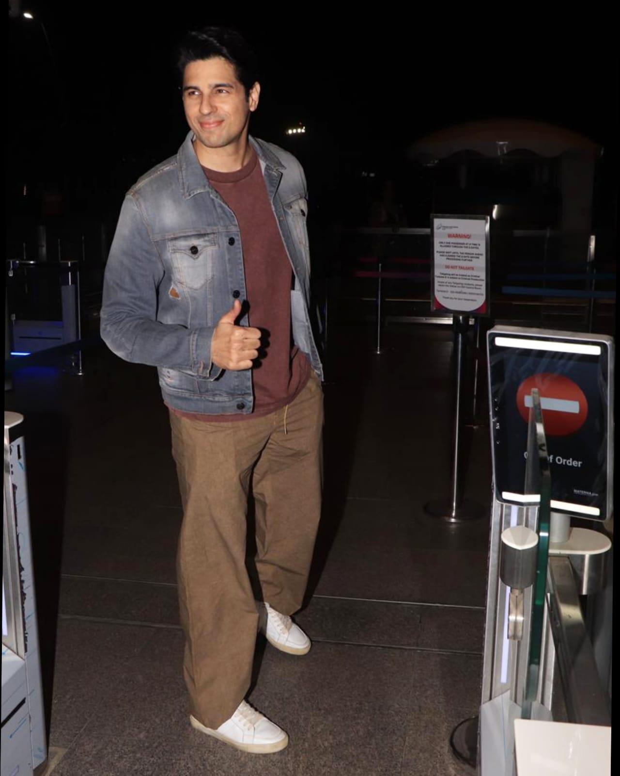 Last night Sidharth Malhotra was snapped at Mumbai airport