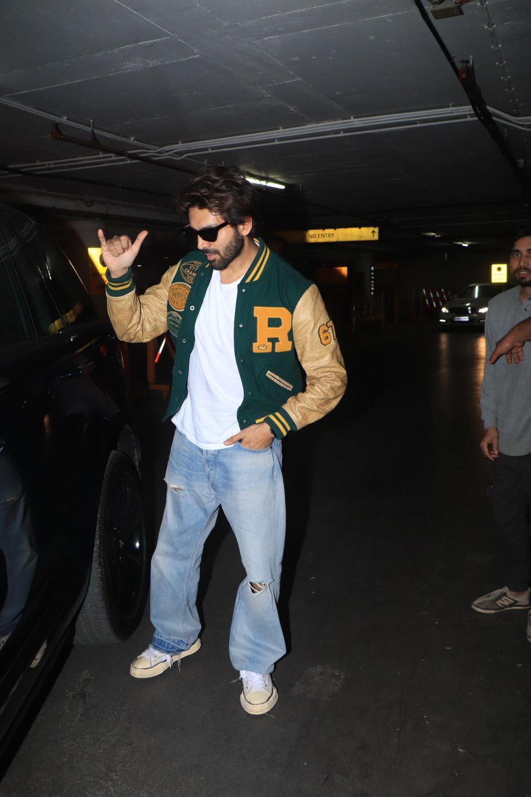 Kartik posed for the media at the airport and also struck his famous Rooh Baba pose.