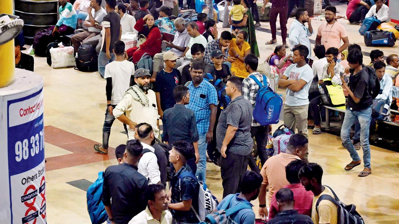 To understand the ground reality of UP-Bihar trains departing from Lokmanya Tilak Terminus (LTT), mid-day conducted an investigation on November 1. The mid-day reporters arrived at LTT at exactly 9.30 pm on Friday and planned to travel on the Kushinagar Express, scheduled to depart at 12.35 am on Saturday, November 2. Outside the station, thousands of passengers waited with their families in tents. RPF (Railway Protection Force) and GRP (Government Railway Police) personnel were present at the station. RPF constables stationed at a help desk provided information on train statuses and restricted passengers carrying large drums from entering. 