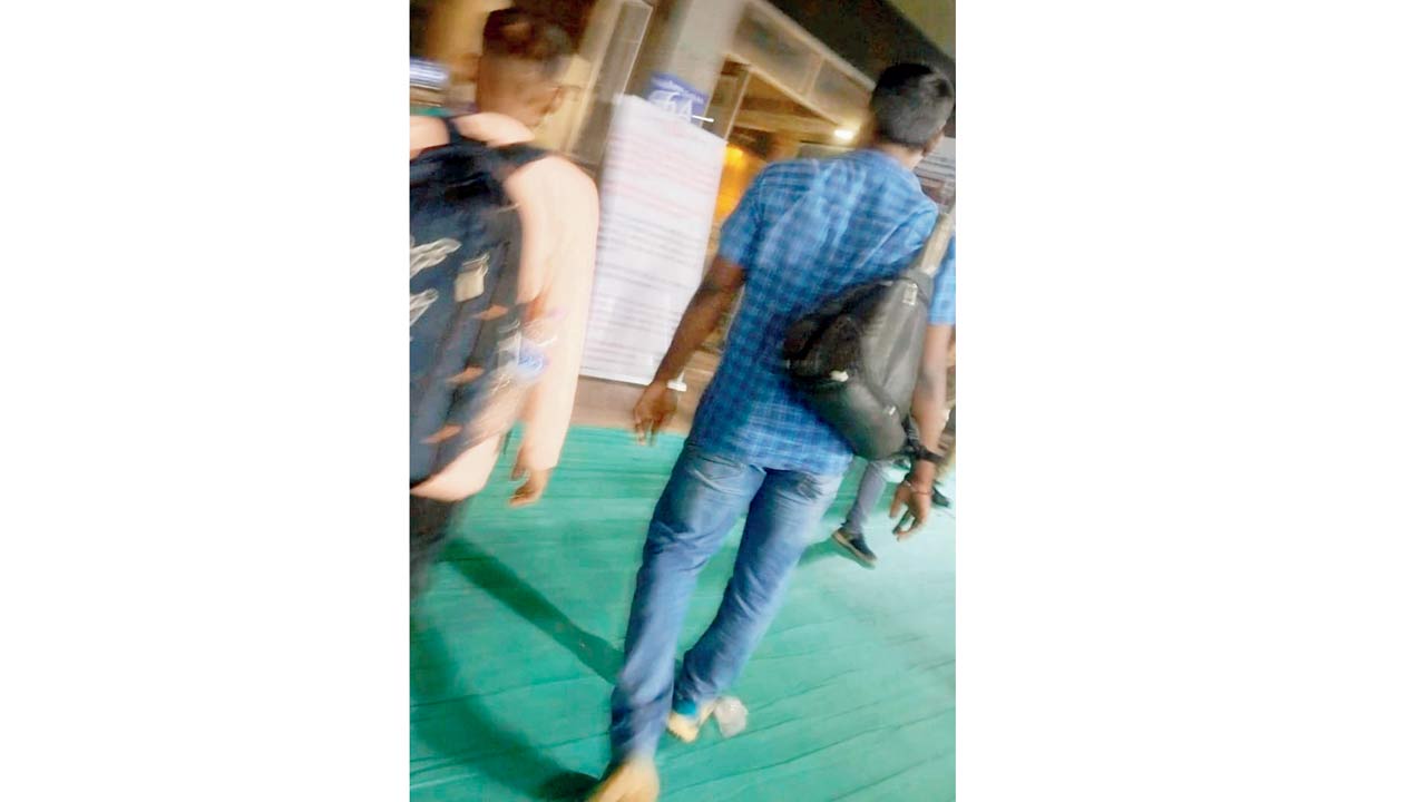 The reporters enter platforms 2-3 with their luggage, only to be shocked by the long queues for general compartments for the UP-Bihar trains. They reached the south end of the platforms and joined the queue for the Kushinagar Express, realising the touts had misled them with false information. Pics/Anurag Ahire 