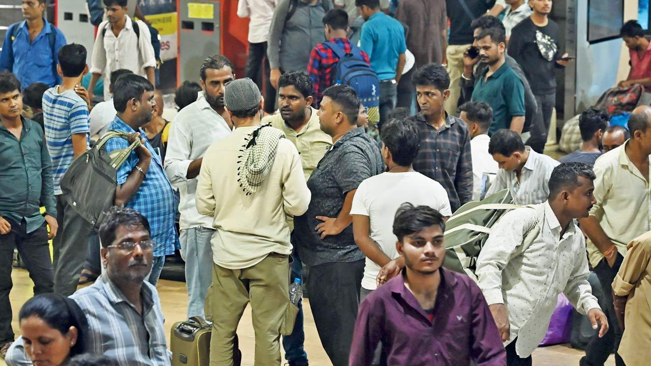 Mumbai: Touts run riot at Kurla terminus; watch video