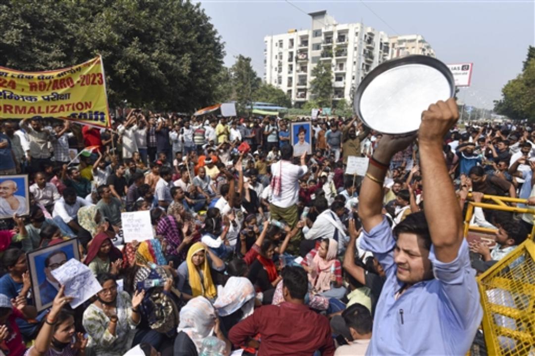 The aspirants have brought biscuits and other supplies, vowing to continue their peaceful protest until their demands are addressed. They believe holding the exams in a single shift would make the process fairer and more manageable for candidates.
