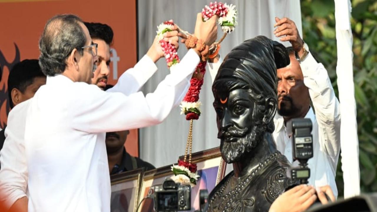 Thackeray takes blessings of Chhatrapati Shivaji Maharaj ahead of the rally