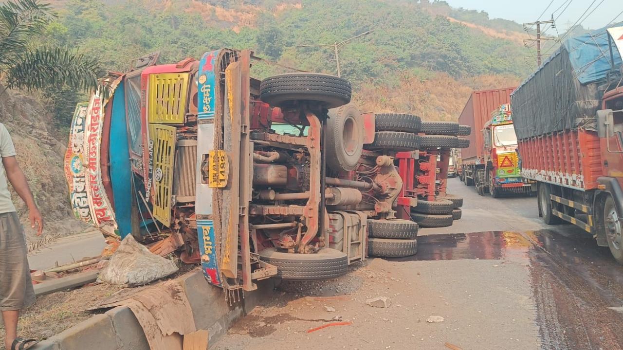 Maharashtra: Traffic disrupted at Mumbra bypass after container truck hits road divider