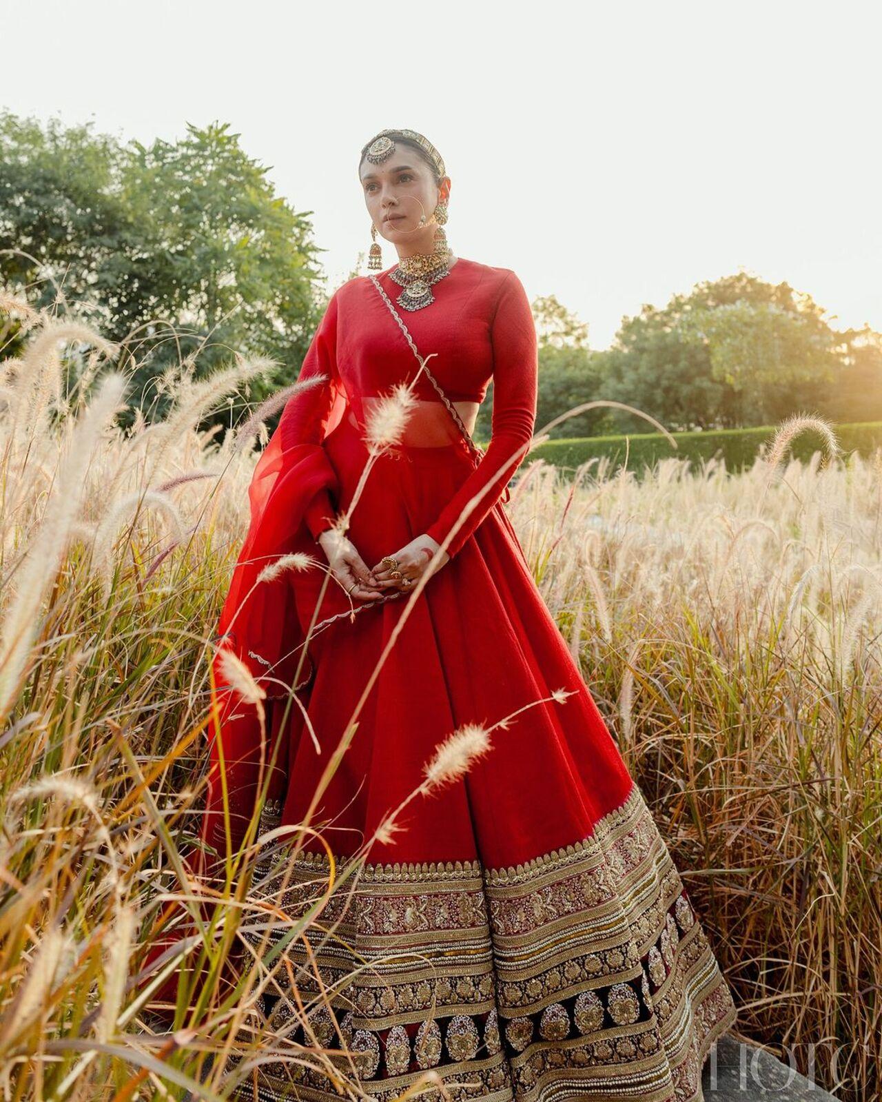 She accentuated it with Sabyasachi Heritage Jewellery. It included a matha patti, nose ring, earrings, and gold ornaments. 
