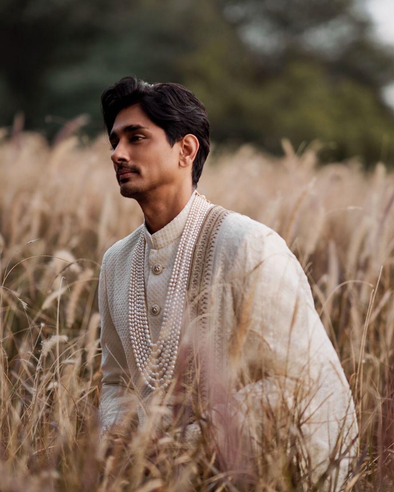 Siddharth wore a Sabyasachi sherwani and silk kurta churidar paired with an embroidered organza shawl.