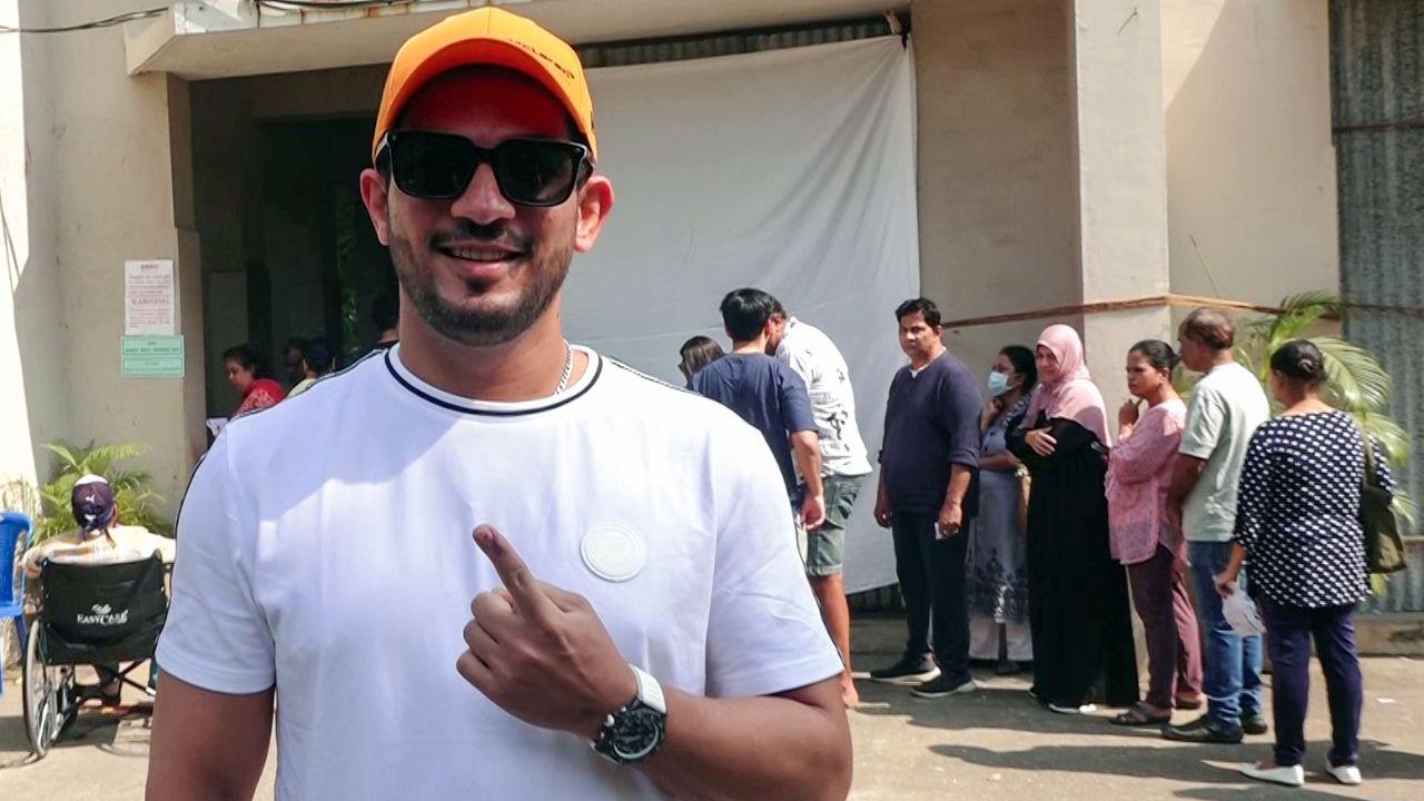 Actor Arjun Bijlani shows his ink-marked finger after casting his vote in Mumbai. (Pic courtesy: ANI)