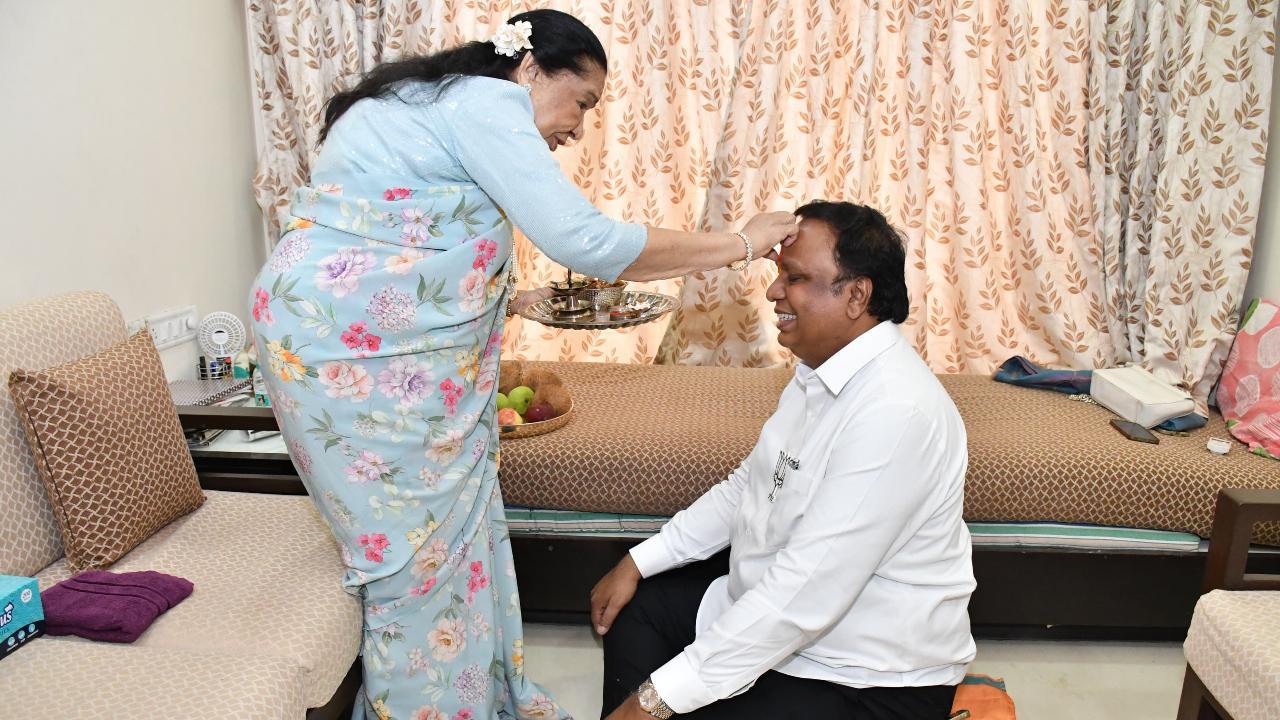 Singer Asha Bhosle celebrates Bhau Bij with Mumbai BJP Chief Ashish Shelar