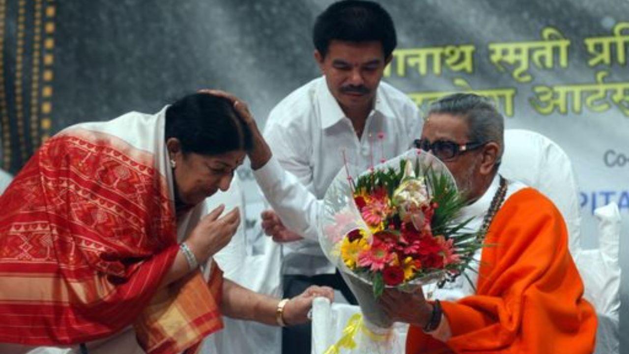 Shiv Sena supremo Balasaheb Thackeray was present at the award ceremony for the 70th death anniversary of master Dinanath Mangeshkar, father of Lata Mangeshkar at Shanmukhananda Hall matunga. Actress Madhuri Dixit and actor Vikram Gokhale were also felicitated. (Pic/Ashish Rane)