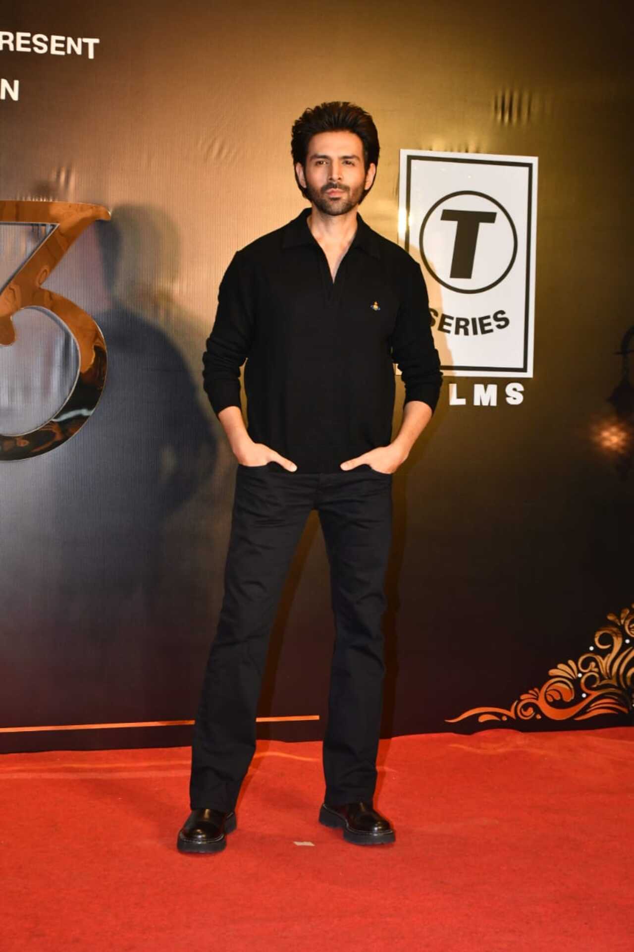 It seemed like the dress code for this bash was black. Here's Kartik looking dapper as always.