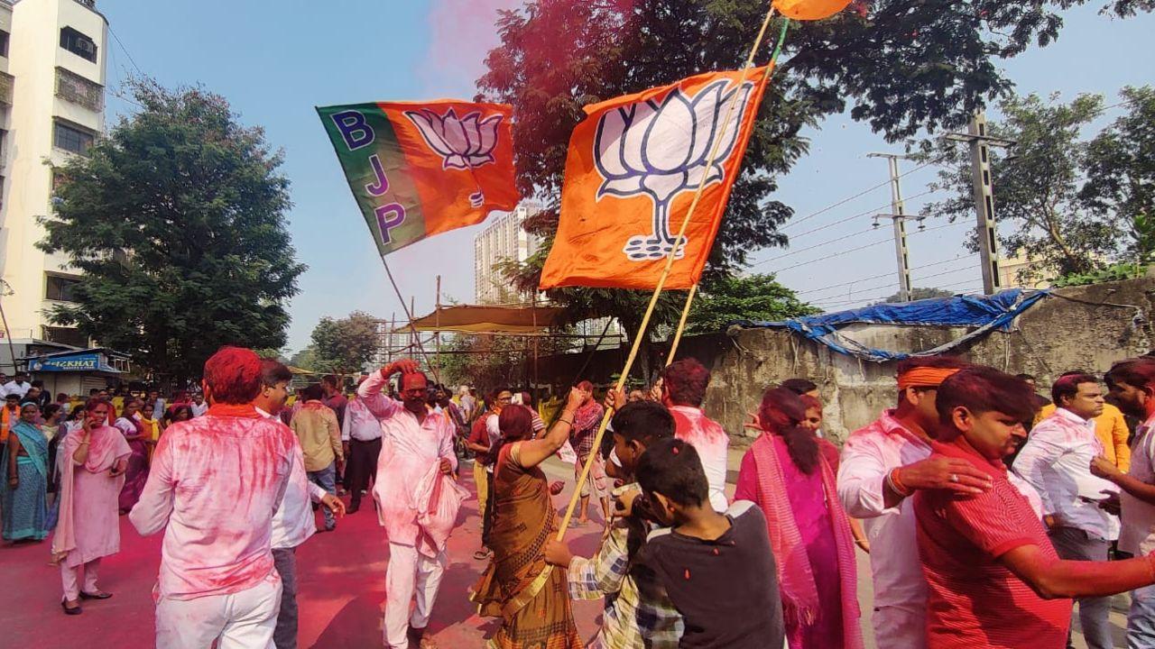 BJP workers celebration at S. V. road Rustamji Business school. (Pic/Nimesh dave)