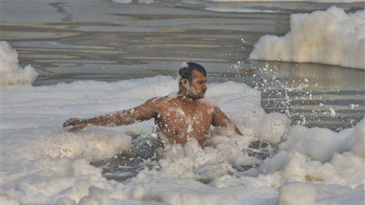 Despite efforts from Delhi Jal board to combat toxic foams in Yamuna, they remain to be a health hazard for devotees