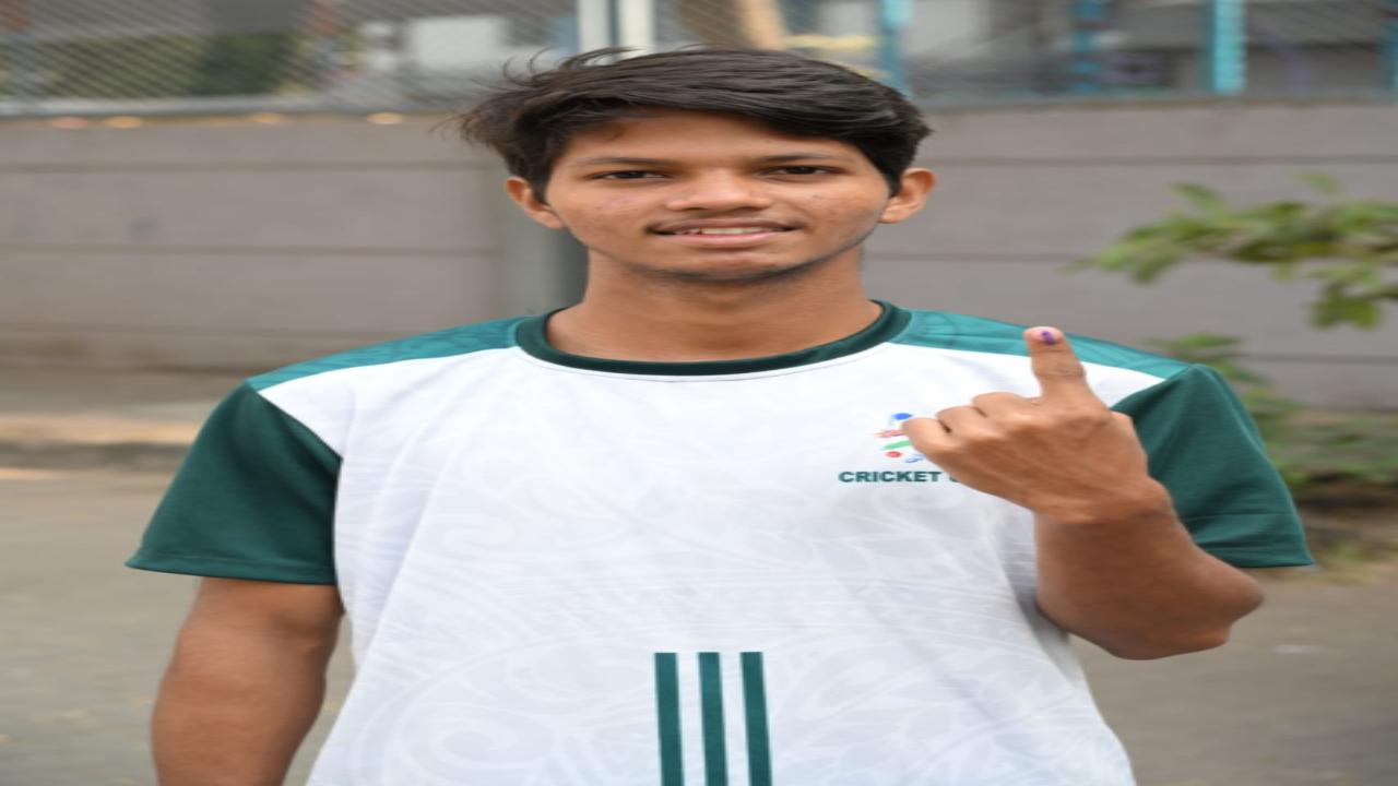 First time voter Nilesh Pathak, age 19 at Jamnabai Narsee school Mumbai exercises his right to vote. (Pic courtesy: Anurag Ahire)