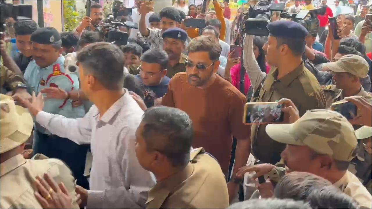 MS Dhoni swaps bat for ballot in Jharkhand Assembly Elections, wife Sakshi accompanies: WATCH