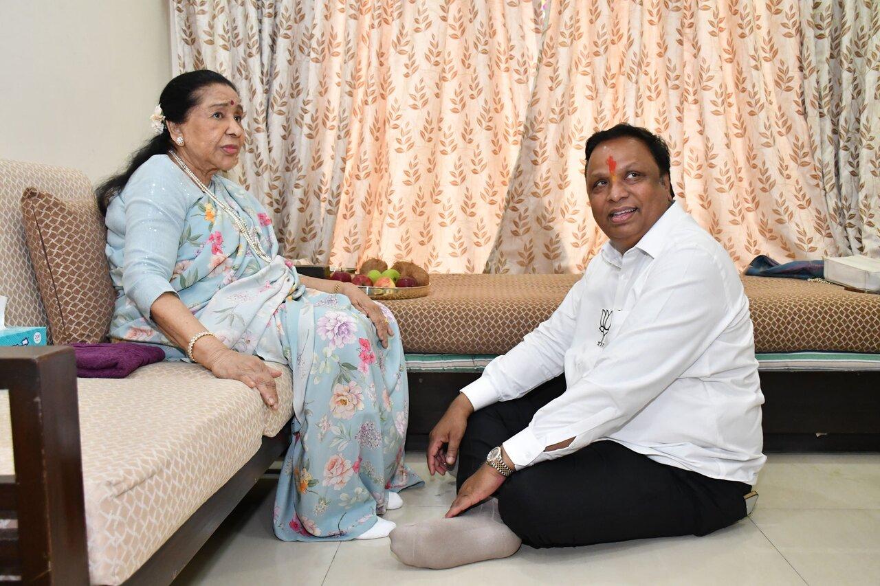 Legendary singer Asha Bhosle celebrated Bhai Dooj with Mumbai BJP Chief Ashish Shelar.