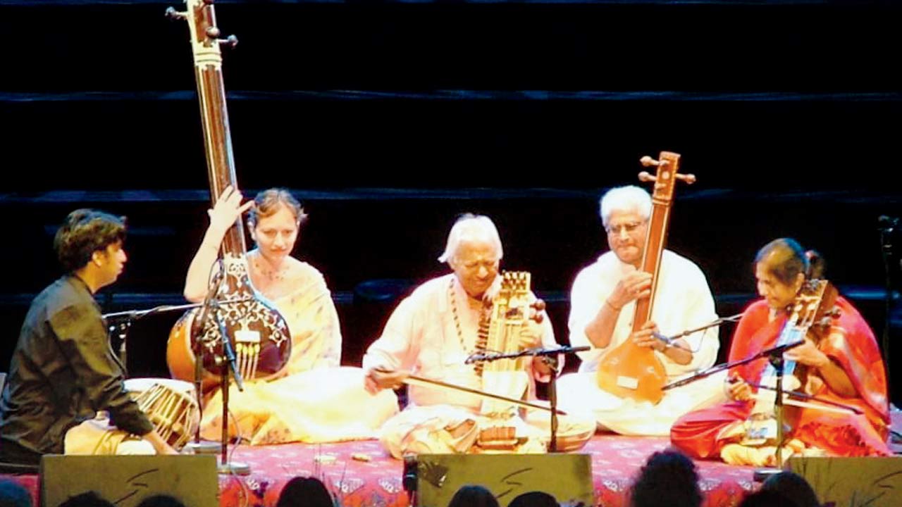 Pandit Ram Narayan (centre) performs alongside his daughter Aruna Narayan (extreme right) on the sarangi at the Royal Albert Hall, London, in 2009. Pic Courtesy/Wikimedia Commons 