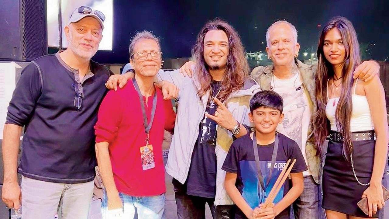 Indus Creed members and Girish Pradhan (centre) with Das at the event