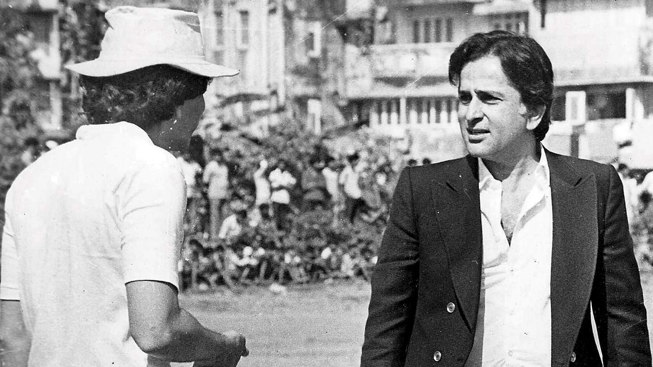 Feroz Abbas Khan (left) and Shashi Kapoor. PIc Courtesy/Prithiv Archives