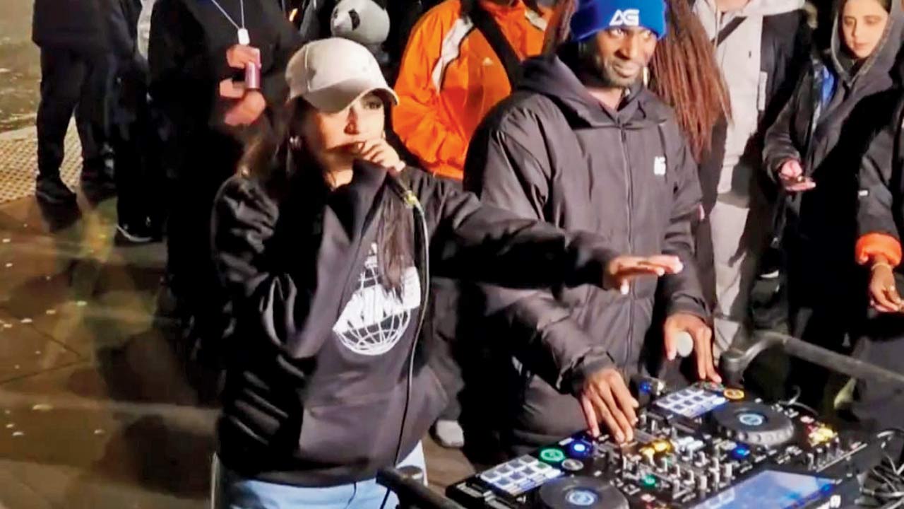 Krantinaari performing with DJ AG at King’s Cross where the audience vibes to the music. Pic Courtesy/Instagram