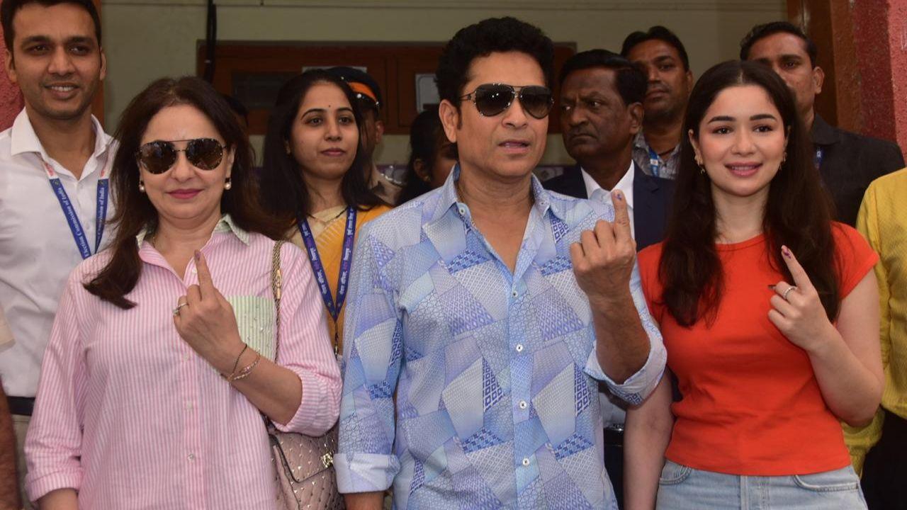 Sachin Tendulkar casts his vote along with his family