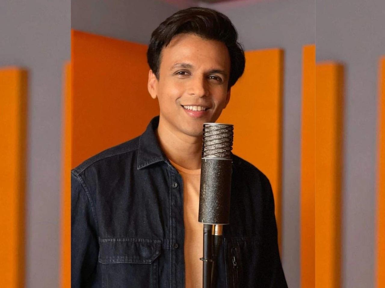 Abhijeet Sawant- Indian Idol 1
Who does not remember the very first season of the singing reality show as fans were seated in front of their TVs and voting for their favourite contestants? Abhijeet Sawant and Amit Sana were the top two contestants. They had a fierce battle of talent. Abhijeet had the edge and became the first Indian idol winner. He won a prize of Rs 50 lakh 