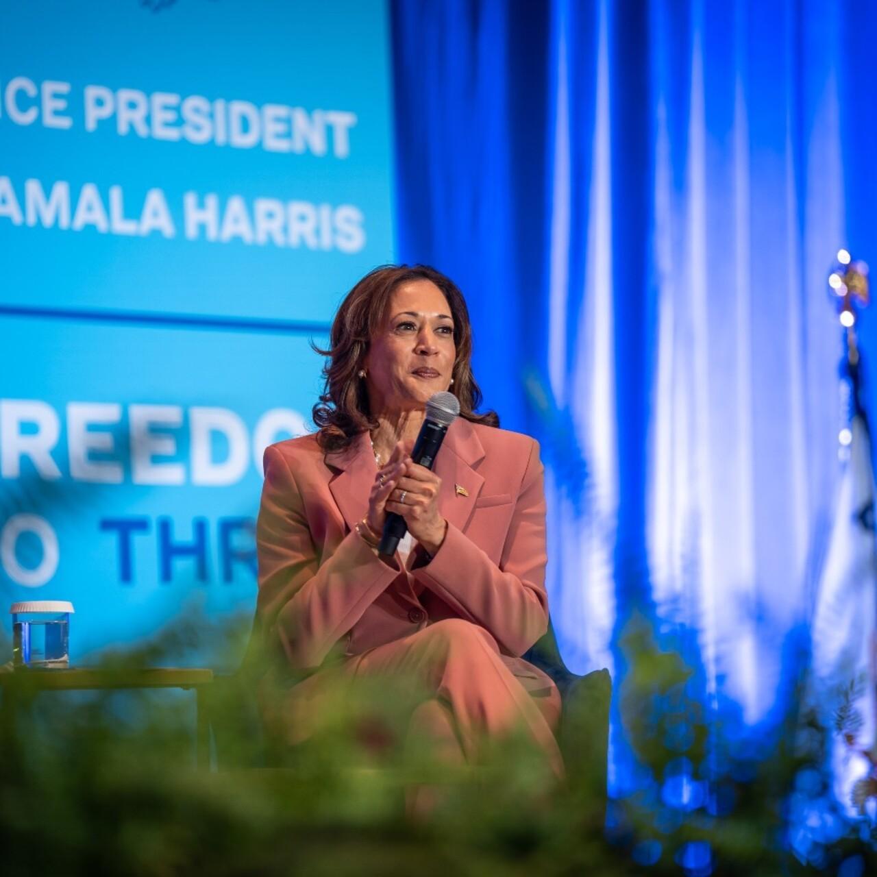 Kamala's fashion has set the tone for fashion enthusiasts, who are in love with her pairing of suits. 