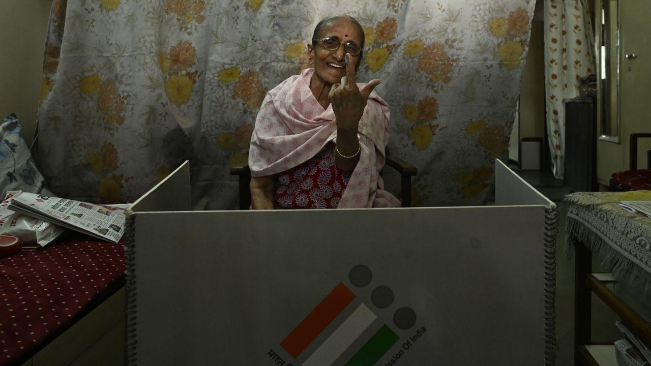 Suman U Baindukar, age 88, of Dinath Terrace, 181 Mahim Vidhansabha constituency voting for Vidhan Sabha 2024