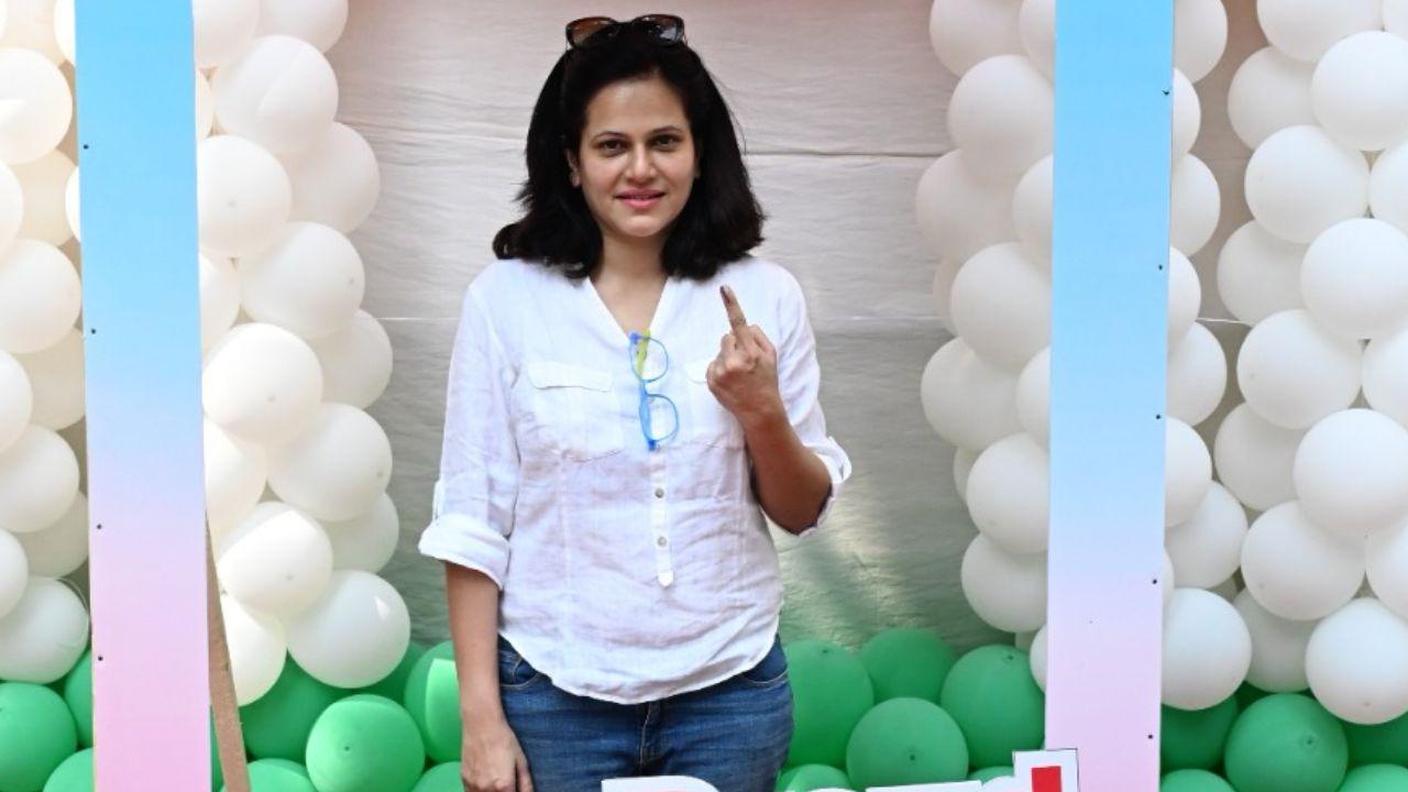 Actor Manava Naik show her ink-marked fingers after casting vote in Bandra (East), Mumbai. (Pic courtesy: Sayyed Sameer Abedi)