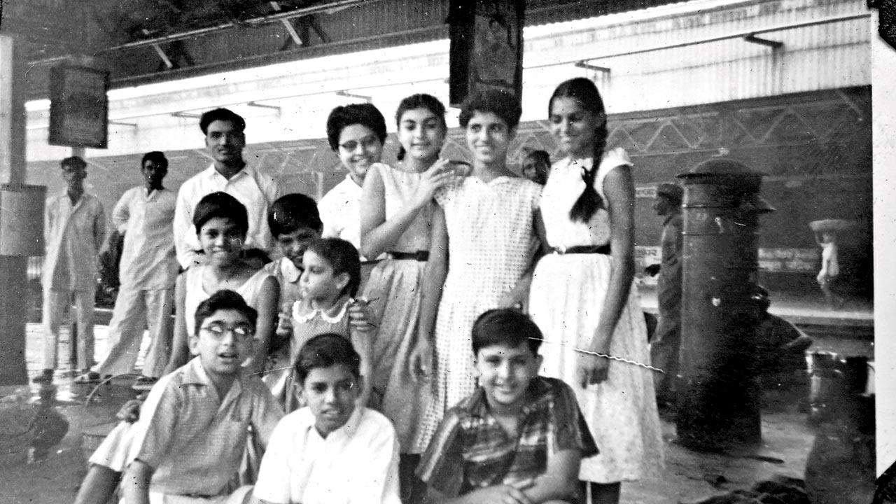 Farrukh, Dolly’s sister Pam, Dolly, John Snow and Farrukh’s aunt; Seeing the Poona-bound Dhondys off at Kanpur railway station in 1956