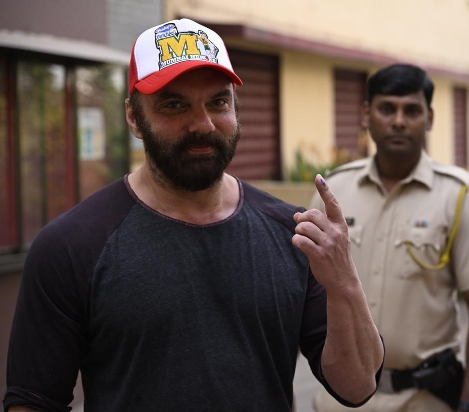 Sohail Khan showed off his inked finger
(Pic/Ashish Raje)