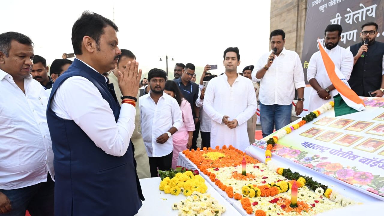 DY CM Devendra Fadnavis along with others paid tribute to the martyrs of 26/11 terror attack at Gateway of India on Tuesday. (Pic/ Anurag Ahire)