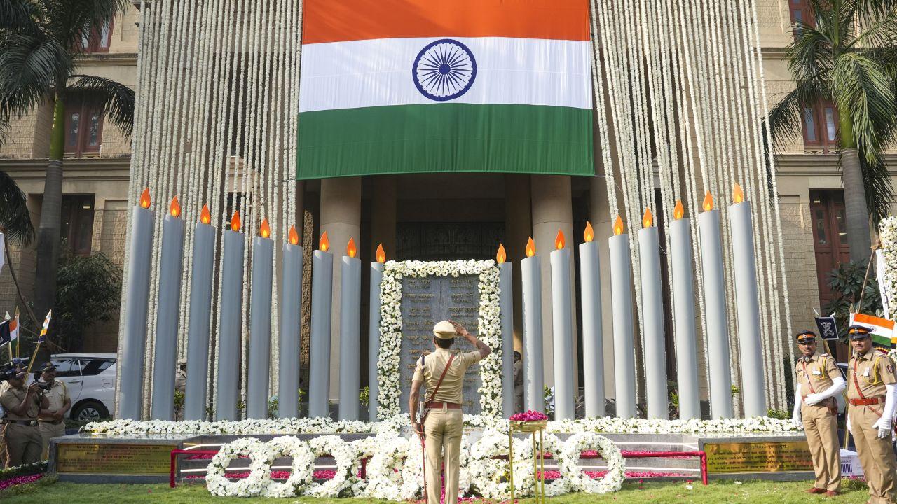 A Mumbai Police personnel pays tribute to martyrs of the 2008 Mumbai terror attacks, on the anniversary of the gruesome incident, at CP office in Mumbai, Tuesday. (Pic/ PTI)