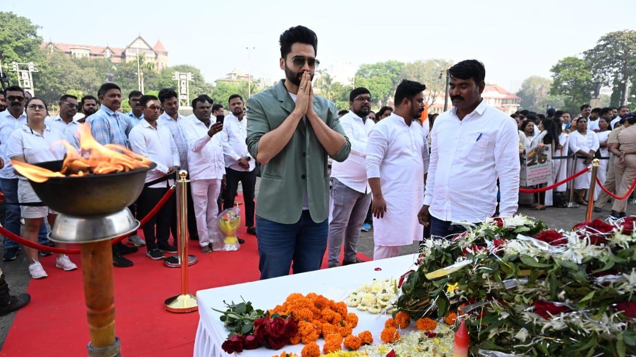 Actor Jacky Bhagnani paid their tributes to the martyrs of 26/11 terror attack at Gateway of India on Tuesday. (Pic/ Anurag Ahire)