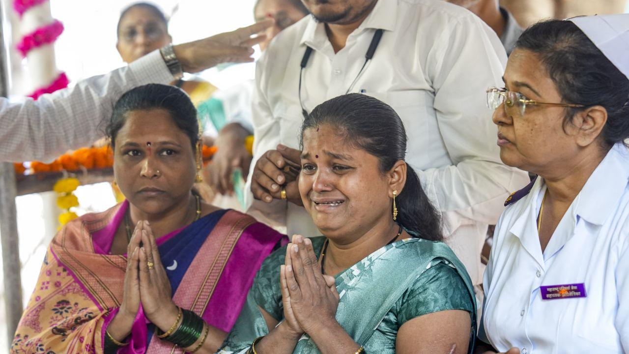Relatives of the 2008 Mumbai terror attack victims pay tribute to martyrs on the anniversary of the gruesome incident, at CP office in Mumbai, Tuesday. (Pic/ PTI)