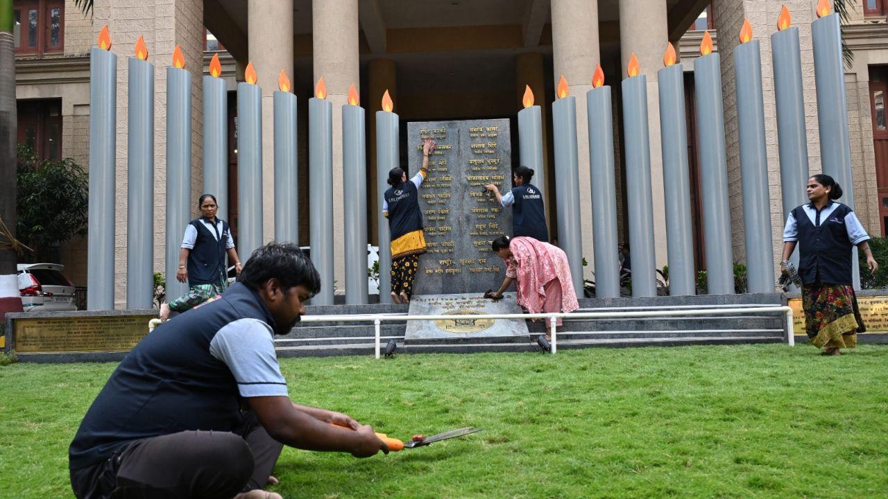  Shahid Stumb, labourers cleaning the Mumbai Police Commissioner's office for the upcoming anniversary of 26/11, in Mumbai on Tuesday. (Pic/Sayyed Sameer Abedi)