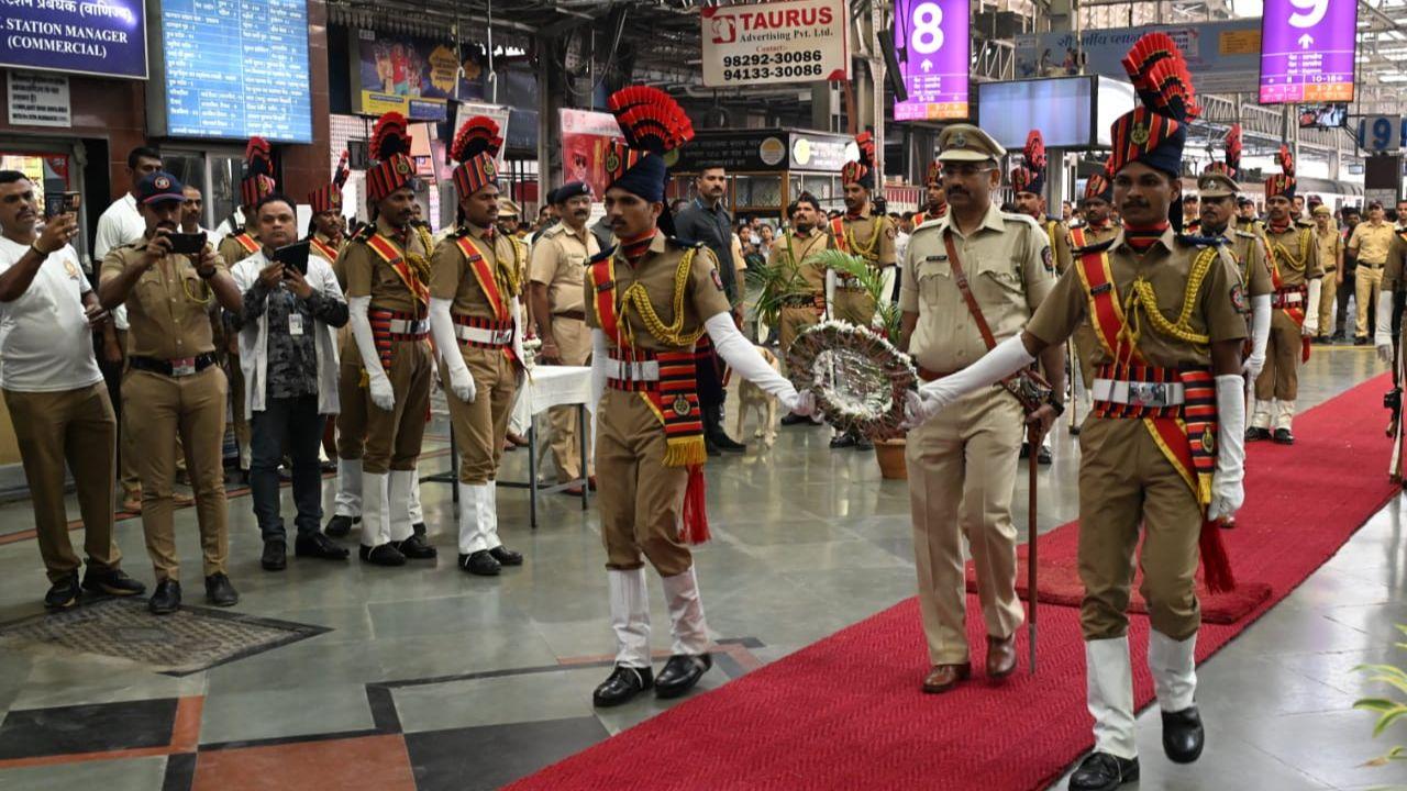 Police officials paid their tributes to the martyrs of 26/11 terror attacks at CSMT on Tuesday. (Pic/ Anurag Ahire)