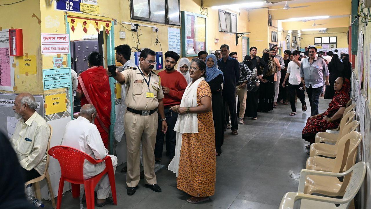 Voters standing in queue at a polling station in Anushakti nagar, Mankhurd Shivaji Nagar, Mumbai. (Pic courtesy: Sayyed Sameer Abedi)